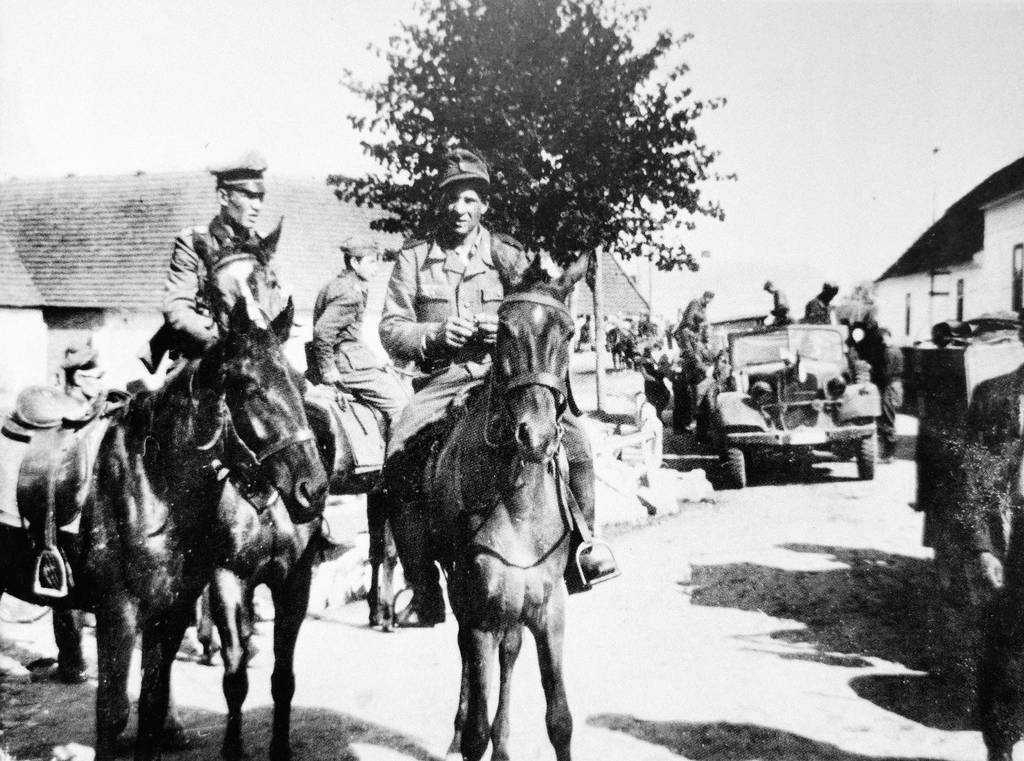 Fotografie pořízená z posledního ležení 1 pěší divize vlasovců v Hajanech Na snímku vojáci jezdecké eskadrony samostatného průzkumného oddílu. 11. až 12. května 1945